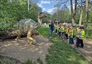 Dzieci zgadują jakiego dinozaura oglądają